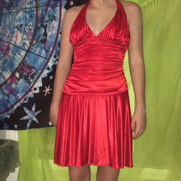 A red dance dress - Picture 2 of 3